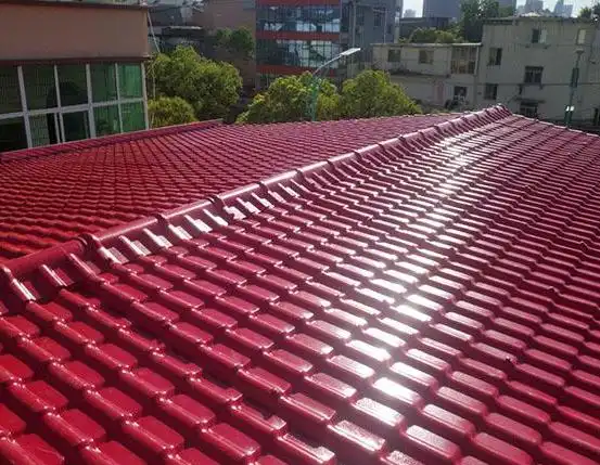 树脂瓦质量轻，独特的波浪设计可以分散风力，抗风等级可达12级以上